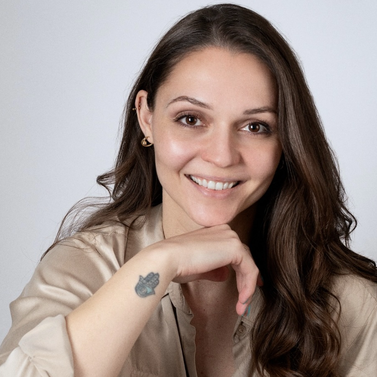 LARA BASAKINCI — professional voice over artist on VoiceBros