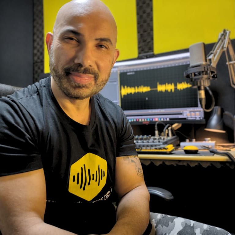 Claudir Gomes — professional voice over artist on VoiceBros