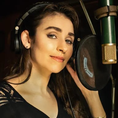 Rebeca Modena — فنان تعليق صوتي محترف على VoiceBros