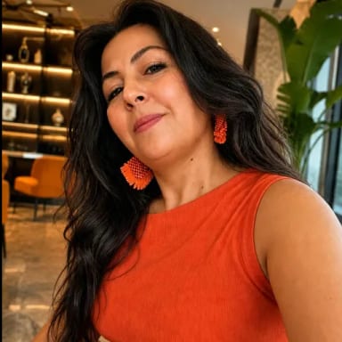 Gülay Aybaş — VoiceBros profesyonel seslendirme sanatçısı