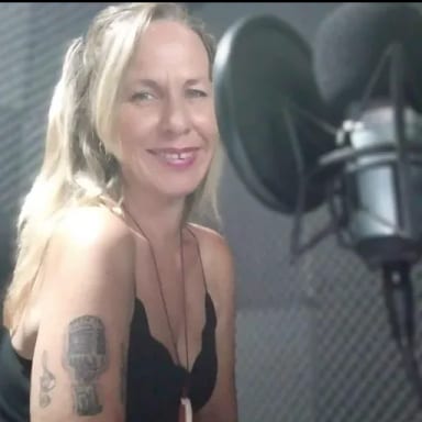 Locutora Sabrina Vieira — professional voice over artist on VoiceBros